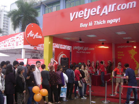 Khách đến hội chợ VITM 2014 săn vé máy bay siêu rẻ ảnh 1